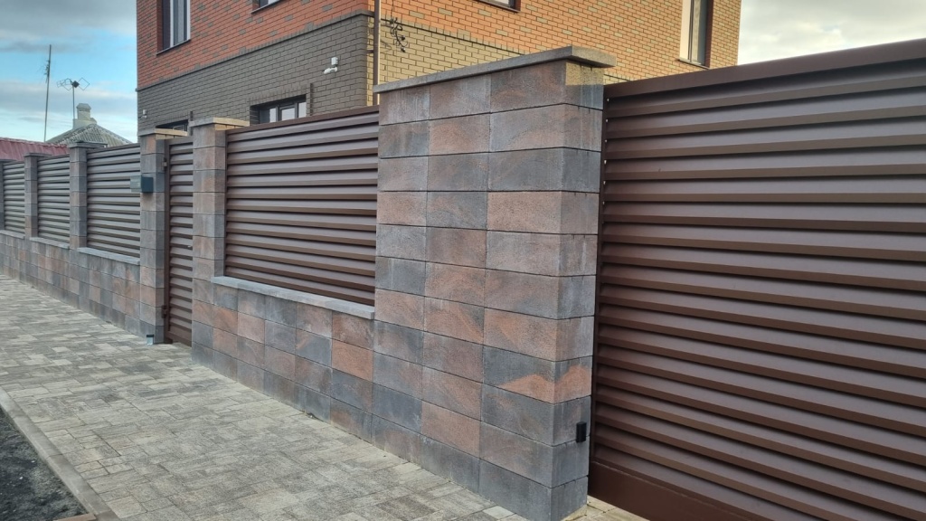 Забор из коричневых бетонных блоков